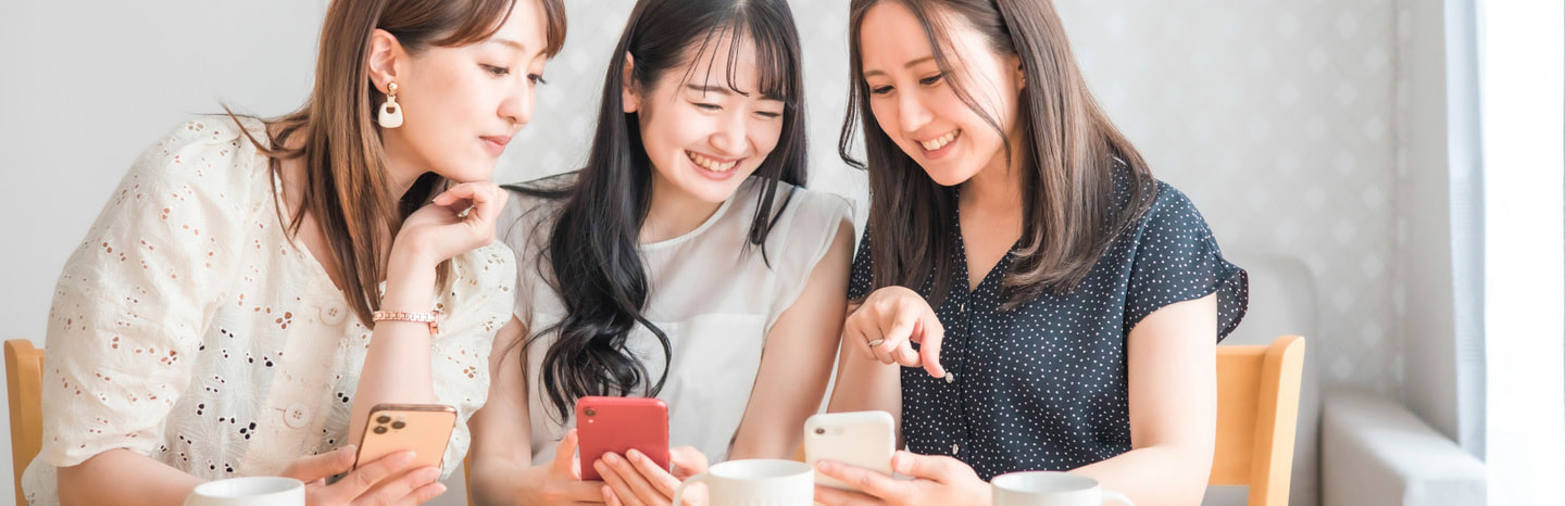 スマフォを見る女性