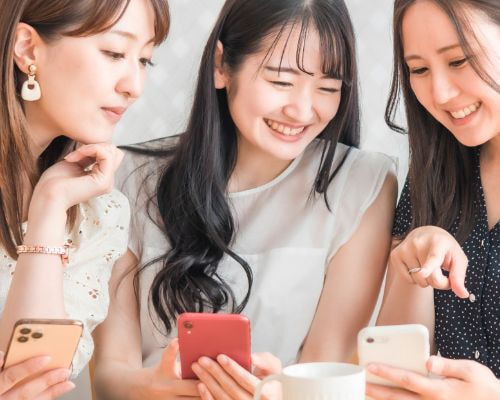 スマフォを見る女性